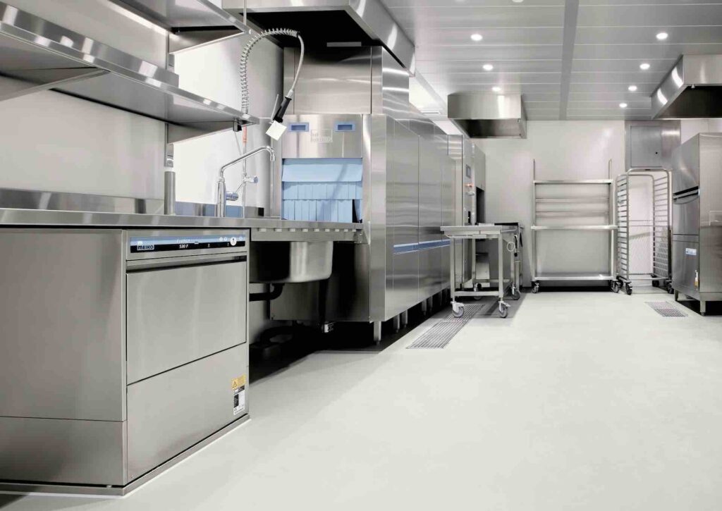 Lave-vaisselle à avancement en cuisine pro : rideaux pour un lavage conforme